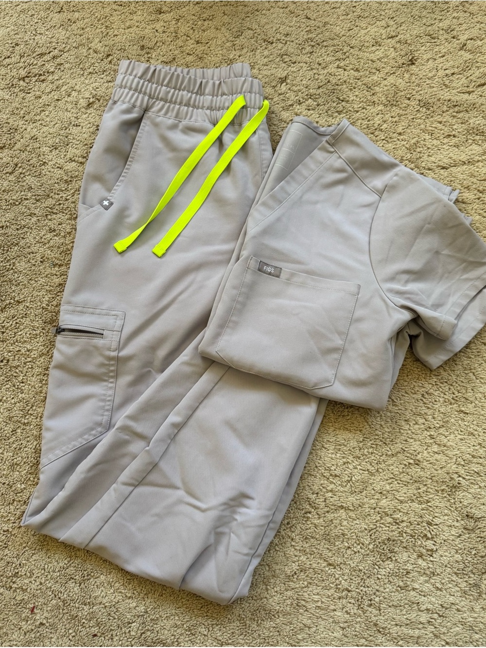 FIGS Woman’s Light Gray Jogger Pants with Neon Drawstring XS top/ S tall bottom